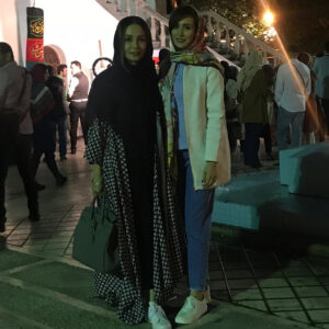 Hadis Fouladvand Instagram - من آموخته ام تشویق یک آموزگار خوب میتواند زندگی شاگردانش را دگرگون کند! 
من آموخته ام ساده ترین راه برای شاد بودن دست کشیدن از گلایه است 
من آموخته ام افراد خوش بین نسبت به افراد بد بین عمر طولانی تری دارند
من آموخته ام نفرت مثل اسید ظرفی را که در آن قرار دارد از بین میبرد

من آموخته ام بدن برای شفا دادن خود 
توانایی عجیبی دارد فقط باید با  کلمات  مثبت با آن صحبت کرد

من آموخته ام که اگر میخواهم شاد زندگی کنم باید دل دیگران را شاد کنم 
من آموخته ام اگه دو کلمه خسته ام و احساس خوبی ندارم را از زندگی حذف کنم بسیاری از بیماری ها و خستگی ها برطرف می‌شود
من آموخته ام وقتی مثبت فکر میکنم
 شادتر هستم و افکار مهرورزانه در سر میپرورانم 
و سر انجام من آموخته ام با خدای عزیزو مهربانم  همه چیز ممکن است

@mona_rahnama_public 
@mona___rahnama
@aroco_couture