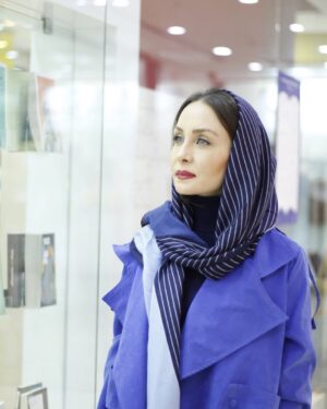 Hadis Fouladvand Instagram - چطور ميشود به يک پروانه تبديل شد؟ بايد آنقدر آرزو و اشتياق پرواز داشته باشی كه ديگر دلت نخواهد كرم باقی بمانی! اما زخم‌ های التيام نيافته ‌ی زندگی همچون چسب به ديواره قصه ‌ی زندگی هر شخص چنان می‌چسبد كه به او اجازه خروج از محدوده مشخص قصه هايش را نمی‌ دهد. تا زخم‌های خود را شفا ندهيم در پيله كرم باقی خواهيم ماند. 
دبی فورد 
@f.jcollection 
@mohijz 
#حديث_فولادوند