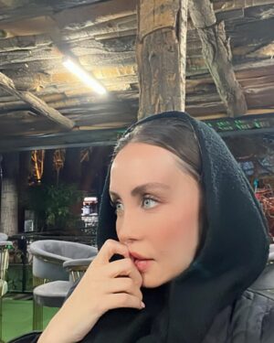 Hadis Fouladvand Instagram - Overthinking
اورثینک اینجوریه که من به يه نخ فكر می‌كنم
تبديلش می‌كنم به یه طناب قطور،
وصلش می‌کنم به يه لنگر،
پرتش می‌كنم داخل اقيانوس،
و بله! 
غرق می‌شم
به‌ همین‌ راحتی...

#hadisfouladvand