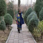 Hadis Fouladvand Instagram - می آیم می آیم می آیم باگیسویم: ادامه بوهای زیر خاک با چشمهایم: تجربه های غلیظ تاریکی با بوته ها که چیده ام از بیشه های آن سوی دیوار می آیم می آیم می آیم و آستانه پر از عشق میشود ومن در آستانه به آنها که دوست می دارند و دختری که هنوز آنجا در آستانه پر از عشق ایستاده سلامی دوباره خواهم داد. #فروغ_فرخزاد @f.jcollection #hadisfouladvand #حدیث_فولادوند