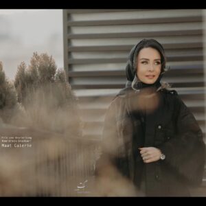 Hadis Fouladvand Instagram - من به تو هدیه خواهم کرد
مرواریدهای باران را
کز سرزمینی آمده است
که در آن باران نمی‌بارد 🌸
@maat_galerie 
@fa.lounge 
@farzaneh_makeupartist 
@hoorie_mehraban 
@macproiran
#حديث_فولادوند #hadis_fouladvand