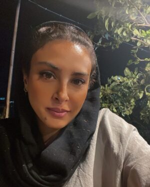 Hadiseh Tehrani Instagram - .
کپشن در اسلاید سوم 3️⃣
.
#نزار_قباني #حدیثه_تهرانی #لبخند