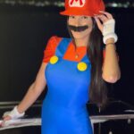 Hagda Prata Instagram - É muito uma mini eu 😍 Sophia foi pro Halloween da escola com a minha fantasia do ano passado, como da pra ver na última foro. Agora tudo meu já cabe nela gente, roupa e sapato. Eu não tô dando conta desse crescimento tão rápido, ela só tem 11 anos 😅🫢 Vai mais devagar, pelamor! #mario #supermario #mariobros #nintendo