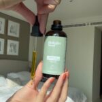 Hagda Prata Instagram - Je vous présente les huiles 100% naturelle, bio et véganes de chez @biologist_mood 🌱 L’Accelerator Oil est un mélange de 7 huiles végétales stimulantes, qui va stimuler la pousse et contrôler la chute excessive. Le Curae Oil est un mélange de 7 huiles nourrissantes qui va redonner les lipides nécessaires aux cheveux, ça va réparer les pointes, c’est excellent pour les cheveux abimés. @biologist_mood est une marque française, fabriquée en France et les produits sont vendus en pharmacies, ainsi que sur leur site. Utilisez le code SUN15 pour une super réduction ✨