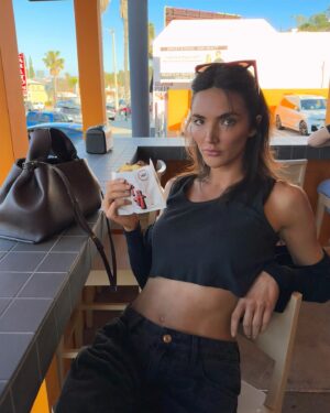 Hailee Keanna Lautenbach Instagram - Why did burger friend be mean to me