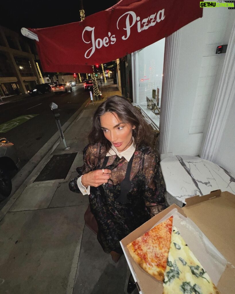 Hailee Keanna Lautenbach Instagram - I fkn stupidly asked for ranch at Joes pizza and they sent Spider-Man out to reprimand me and I’m talking the real person actor Spider-Man, Tobey Maguire came out of the back and started wall flip jumping over and over and I’m not sure if he was malfunctioning from being forced to come out of joes pizza all the time for the ranch orderers but in any case that’s where and what I’m looking at in all of these pictures. Oh yea and he was wearing a flat cap that said “no pics please” on the top 🍕 I’m going to New York next week and I heard this happens at Joes there too but it’s Adrien Brody and he wears an ailing prop Carnictis from King Kong (2005) on his back