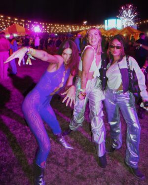 Hailee Keanna Lautenbach Instagram - Instead of hot dogs, the vendors who stand outside should sell sweatshirts cause people were putting on trash bags by the end of the night (actually there’s no hot dog salesmen out there but FREE BIZZ ADVICE GO SELL SWEATSHIRTS)