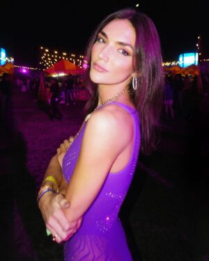 Hailee Keanna Lautenbach Instagram - Instead of hot dogs, the vendors who stand outside should sell sweatshirts cause people were putting on trash bags by the end of the night (actually there’s no hot dog salesmen out there but FREE BIZZ ADVICE GO SELL SWEATSHIRTS)