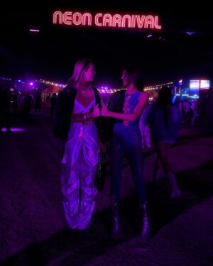 Hailee Keanna Lautenbach Instagram - Instead of hot dogs, the vendors who stand outside should sell sweatshirts cause people were putting on trash bags by the end of the night (actually there’s no hot dog salesmen out there but FREE BIZZ ADVICE GO SELL SWEATSHIRTS)