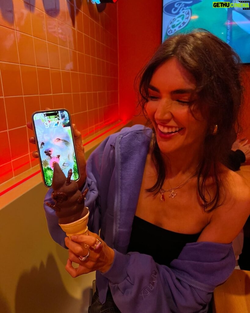 Hailee Keanna Lautenbach Instagram - RUNAWAY ICE CREAM!!! Why I decided to mini vlog dinner is beyond me but this mem gives me joy, my mom and sis add yearssss onto my life with all the laughter. Breakdown abbey hadn’t slept in a night, idk what was wrong w me but I was being an airhead, and mother was all too excited about an ice cream machine?? Also heavy handed is becoming a haunt for abbey and I 🍔💞🍟 Heavy handed, Ventura Blvd, pop flex, black baggy jeans, extra wide hip jeans, low rise baggy, cropped hoodie, crop zip up, half up hair, messy hair, LA foodies, LA burger, best burger,