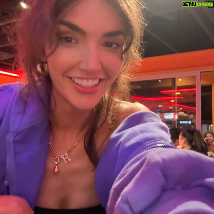 Hailee Keanna Lautenbach Instagram - RUNAWAY ICE CREAM!!! Why I decided to mini vlog dinner is beyond me but this mem gives me joy, my mom and sis add yearssss onto my life with all the laughter. Breakdown abbey hadn’t slept in a night, idk what was wrong w me but I was being an airhead, and mother was all too excited about an ice cream machine?? Also heavy handed is becoming a haunt for abbey and I 🍔💞🍟 Heavy handed, Ventura Blvd, pop flex, black baggy jeans, extra wide hip jeans, low rise baggy, cropped hoodie, crop zip up, half up hair, messy hair, LA foodies, LA burger, best burger,