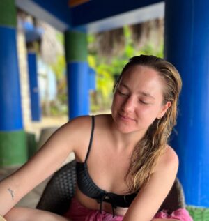 Haley Ramm Instagram - When they say “go to your happy place” I think it’s a place with someone you love and your friends and Red Stripes and Golden Eye’s and patty’s and scotch bonnet peppers all day❤️🇯🇲