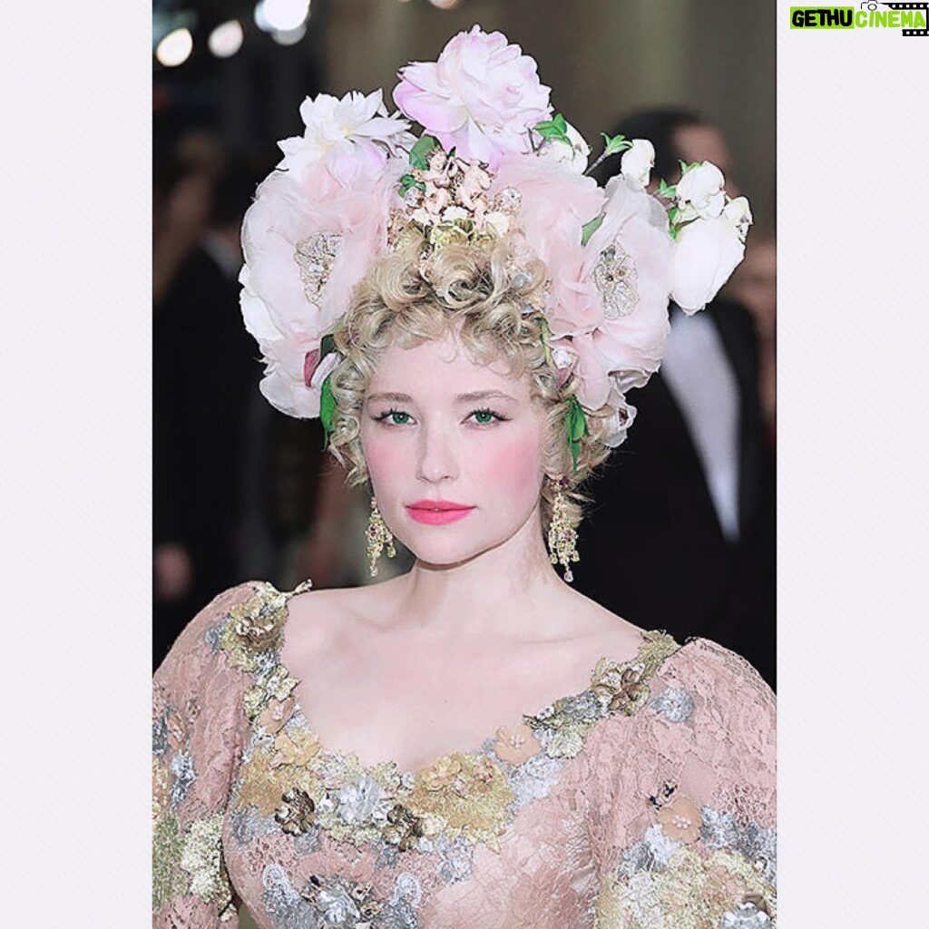 Haley Bennett Instagram - V asked why I never shared this with her and she is obsessed and asked why I can’t look like this all the time 🥸🤓😂 The Pre-Raphaelite for the met ball one year @garrennewyork @alice___lane