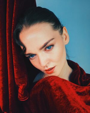 Hallea Jones Instagram - Weak For Your Love 🥀🫂 Self Portrait Series Pt.4

#selfportrait #modelling #torontomodel #torontoactor #selfportraitphotography #torontoartist #halleajones