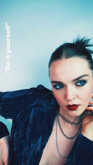 Hallea Jones Instagram - & then she attempted self portraiture

Handmade necklace by @sunnyandearth 
Blazer from @topshop
