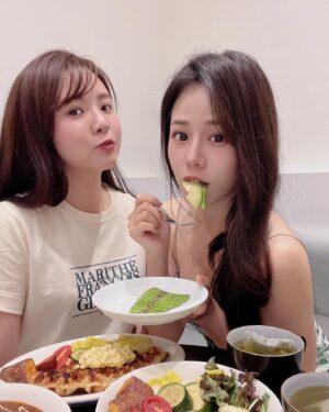 Hami Chiang Instagram - 生日過完，就生了場小病，
一定是穿太少了🤣

鼻竇炎➡️支氣管炎
整整咳了三個禮拜，
咳到支氣管都流血，終於要復活了！！
所以補發一下生日貼文🤣

新的一年，希望愛我的人，我愛的人
都能平安健康，順心又快樂
長越大啊，願望越平凡☺️

#台北甜點 #台北下午茶