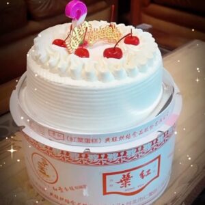 Hami Chiang Instagram - 生日過完，就生了場小病，
一定是穿太少了🤣

鼻竇炎➡️支氣管炎
整整咳了三個禮拜，
咳到支氣管都流血，終於要復活了！！
所以補發一下生日貼文🤣

新的一年，希望愛我的人，我愛的人
都能平安健康，順心又快樂
長越大啊，願望越平凡☺️

#台北甜點 #台北下午茶