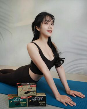 Hami Chiang Instagram - 長大後才懂，人生不是只有甜
帶點苦味，才有生命的層次。
有的苦，會讓你成長，成為更好的人💪🏻

吃得苦中苦 方為人上人
就像 明治CACAO 95% 黑巧克力🍫
雖然稍微苦了一點 
但每片有174mg的可可多酚，固定補充多酚，能幫助排便順暢、促進新陳代謝、氣色與心情，跟著好起來🥰

小小一片隨身攜帶，運動到一半
直接拿出來吃，可以延長飽足感( ´▽｀)

還有另外兩種%數
入門款 72% ➡️ 每片含127mg 的可可多酚
微苦香醇，配上濃郁的可可香很好吃～

86% ➡️ 每片含147mg 的可可多酚
深邃苦味、卻和酸味達到最佳平衡！
身體的健康與維持是重要卻不簡單的事，
攝取對的小點 @meiji_taiwan_confectionery
讓巧克力再也不是負擔👍

#自律的方式有很多我選最好吃的那種
#明治台灣 #明治巧克力效果 #明治 #明治CACAO黑巧克力 #巧克力 #chocolate #健身 #sport #sports #sportgirl #fitness  #japan