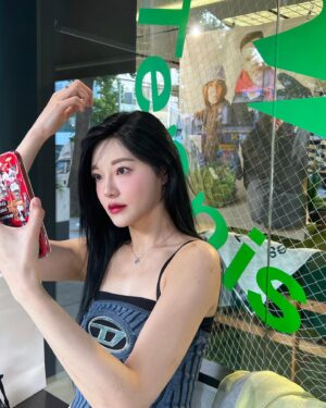 Han Chae-kyung Instagram - 더워라🥵