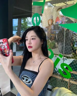 Han Chae-kyung Instagram - 더워라🥵
