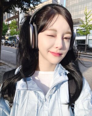 Han Chae-kyung Instagram - 🏃🏻‍♀️🎧🩵