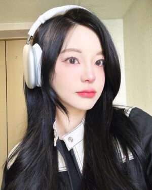 Han Chae-kyung Instagram - 😖😛🙂🐱🐈‍⬛🌿