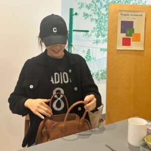 Han Ga-in Instagram - 사진찍어주는 이쁜 동생들 ㅎㅎㅎ