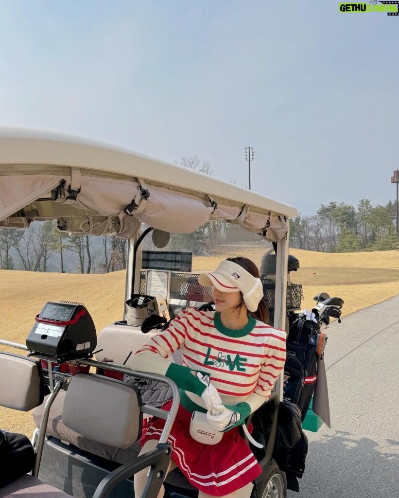 Han Bo-reum Instagram - 영은이랑 @0_silve_ 치니까 골프가 늘고있다⛳️