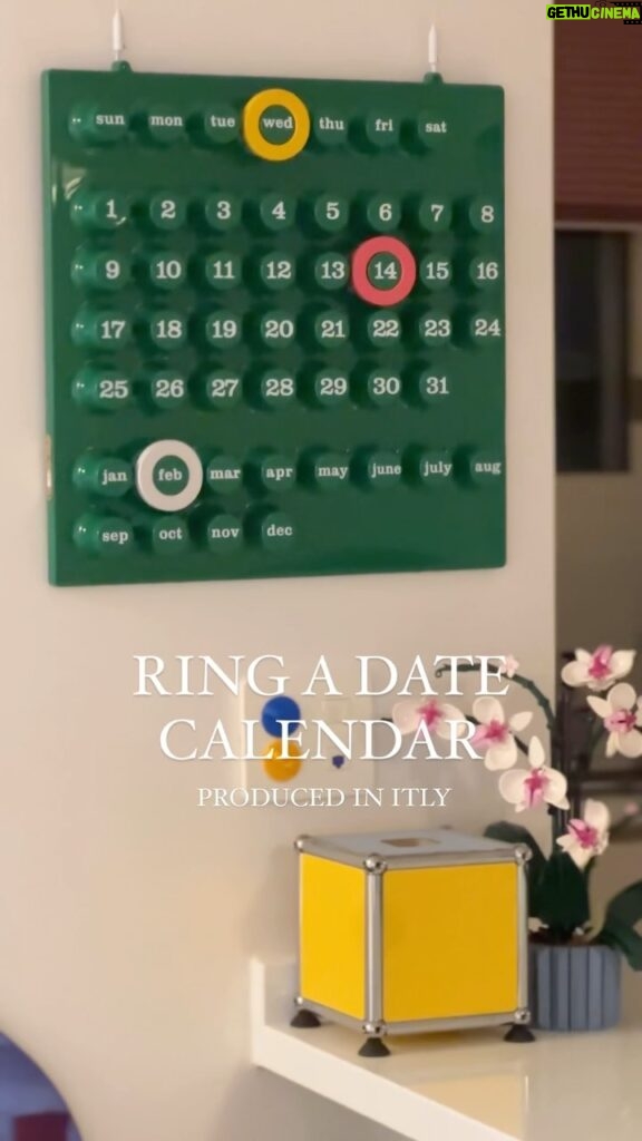 Han Bo-reum Instagram - #만년달력 #보룸밍 Calendar는 1970년 이태리의 조르지오 델라 베파(Giorgio Della Beffa)가 디자인한 Ring a Date Perpetual Calendar에서 처음 시작된 제품입니다. 유로웨이는 1970년부터 수십 년 동안 특유의 시그니처 디자인을 고집하여 출시하였습니다. 세 개의 링을 해당 날짜에 걸어주는 방식의 만년 달력으로 해를 거듭하며 지속적으로 사용할 수 있습니다.