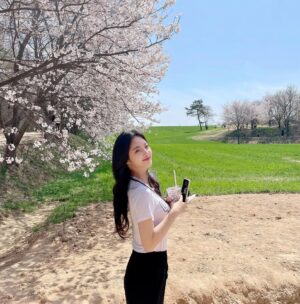 Han So-eun Instagram - 촬영중 쉬는시간에 연갱쓰랑 벚꽃보러 갔다옴 🌸