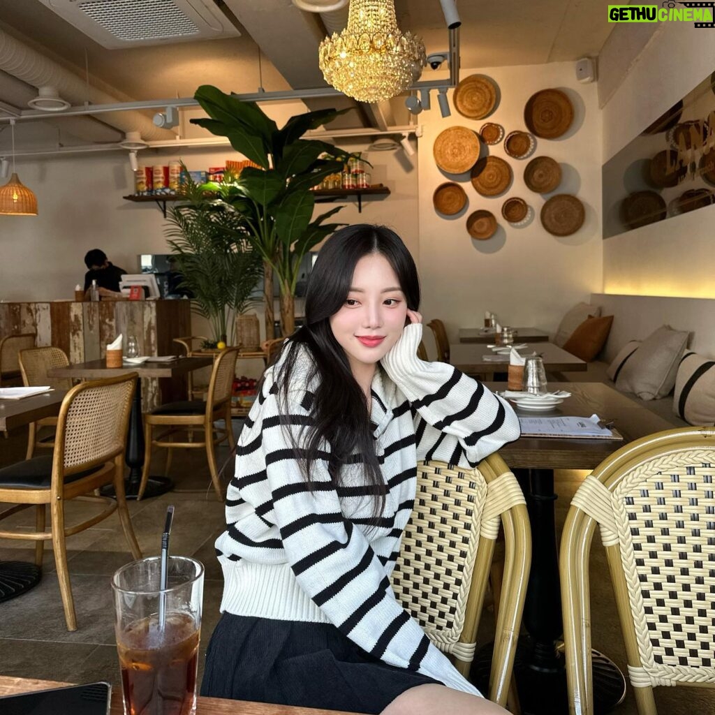 Han So-eun Instagram - 🖤🤍☕️🐰