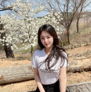 Han So-eun Instagram - 촬영중 쉬는시간에 연갱쓰랑 벚꽃보러 갔다옴 🌸