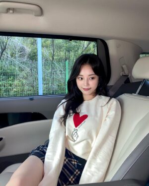 Han So-eun Instagram - 꼬으니 대기중 🎥