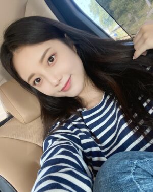 Han So-eun Instagram - 🖤💜🧡