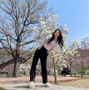 Han So-eun Instagram - 촬영중 쉬는시간에 연갱쓰랑 벚꽃보러 갔다옴 🌸