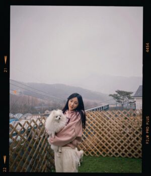 Han So-eun Instagram - 크리스마스 이브도 콩이와 함께 🐶
feat. 14년지기 나의 절친과