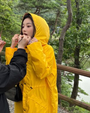 Han So-eun Instagram - 고으니 우비소녀 ☔️
#마녀는살아있다#TV조선