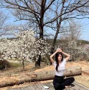 Han So-eun Instagram - 촬영중 쉬는시간에 연갱쓰랑 벚꽃보러 갔다옴 🌸