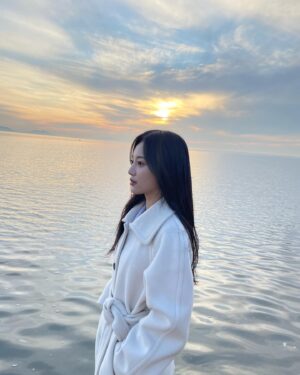 Han So-eun Instagram - 날이 좋아서 
날이 좋지 않아서 
날이 적당해서 
모든 날이 눈부셨다.