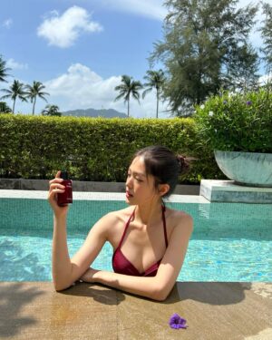 Han Sung-min Instagram - #광고 
Vacation with red Camellia🌺 

 #MyN1deCHANELDiary #N1DECHANEL #CHANELSKINCARE #REDCAMELLIA #레드까멜리아세럼 #샤넬안티에이징세럼