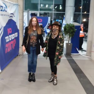 Hana Laslo Instagram - צועדות לקראת החיסון...