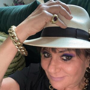 Hana Laslo Instagram - לכובע שלי שלוש פינות...