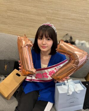 Hana Toyoshima Instagram - 今日で17歳になりました！
Happy birthday to me✌︎

16歳の私は、沢山の心強い方々に支えて頂き、大きく成長できました。
そして、様々な素敵な作品を通して皆様に私のことを知っていただくことができました。とっても嬉しいです。いつも応援ありがとうございます！

来年はもうなんと成人ですので（早っ）
また大きく飛躍できる1年にしたいです！
17歳の豊嶋もよろしくお願いいたします❤️‍🔥
