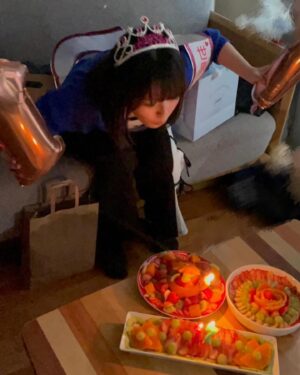 Hana Toyoshima Instagram - 今日で17歳になりました！
Happy birthday to me✌︎

16歳の私は、沢山の心強い方々に支えて頂き、大きく成長できました。
そして、様々な素敵な作品を通して皆様に私のことを知っていただくことができました。とっても嬉しいです。いつも応援ありがとうございます！

来年はもうなんと成人ですので（早っ）
また大きく飛躍できる1年にしたいです！
17歳の豊嶋もよろしくお願いいたします❤️‍🔥