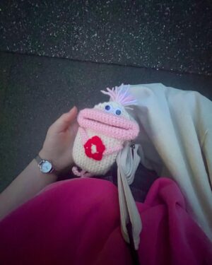 Hana Toyoshima Instagram - 友達があまりにかわいいマスコットを作ってくれました🥹

同じ色でおでかけ^ ^🩷

#道路のTは #とよしまのT