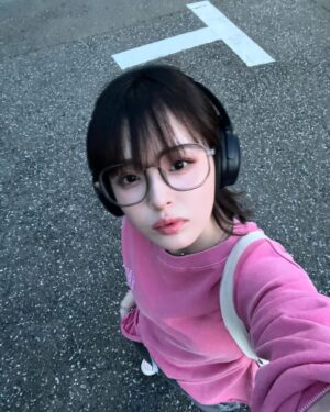 Hana Toyoshima Instagram - 友達があまりにかわいいマスコットを作ってくれました🥹

同じ色でおでかけ^ ^🩷

#道路のTは #とよしまのT