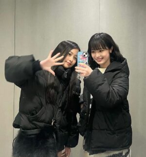 Hana Toyoshima Instagram - ひさびさにお友達との写真を✌︎
極寒の中ミニスカでフラペチーノ飲んでてこのひと最強だと思った