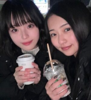 Hana Toyoshima Instagram - ひさびさにお友達との写真を✌︎
極寒の中ミニスカでフラペチーノ飲んでてこのひと最強だと思った