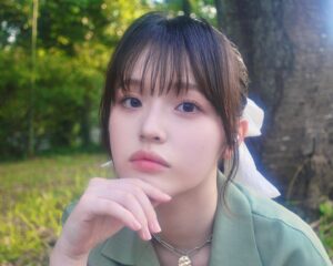 Hana Toyoshima Instagram - 少し前まで、ひとりで出かけるのが好きじゃなかったんです。
寂しいし、つまらないなと思っていたんです。

でも、留まりたいところで立ち止まって、好きなだけ写真を撮って、また自分のペースで歩き出す楽しさに最近気づいてしまいました。

この日も（良い写真が撮れた！）と思う度、ニヤニヤ笑いながら歩いていました。
完全に変な人でした。