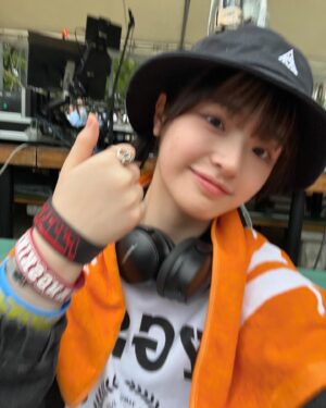 Hana Toyoshima Instagram - 🎸
普段大きな音が苦手な私ですが、ライブに行った時はとびきり元気を貰えます。
明日からも頑張ろうって思えます。
いつも表現の楽しさも、苦しさも、勝手に共感しています。

邦ロックに出会えて良かった！！

#ヤングスキニー